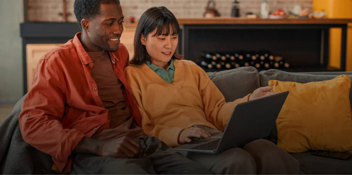 img_couples_on_couch_with_laptop_1_5x.webp
