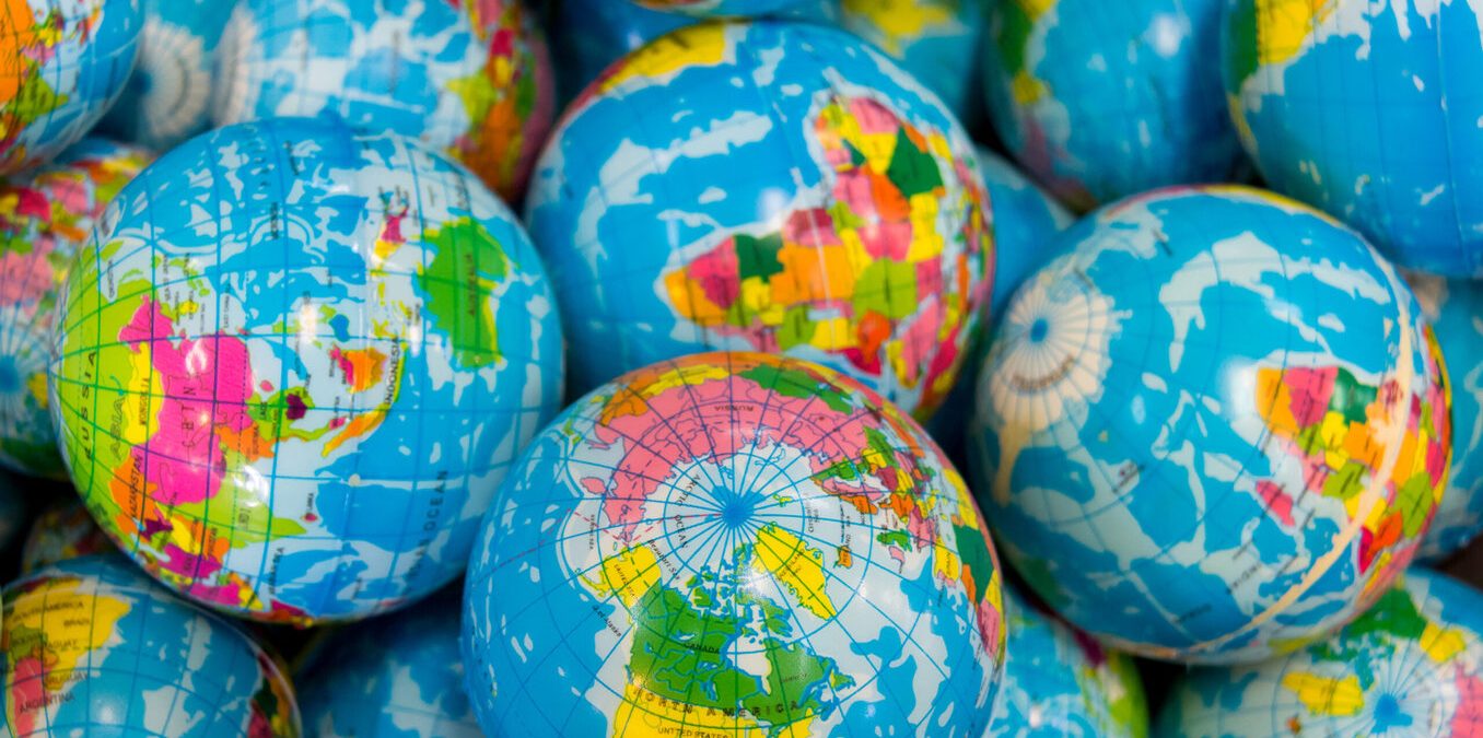 Handful of small Earth shaped ball toys