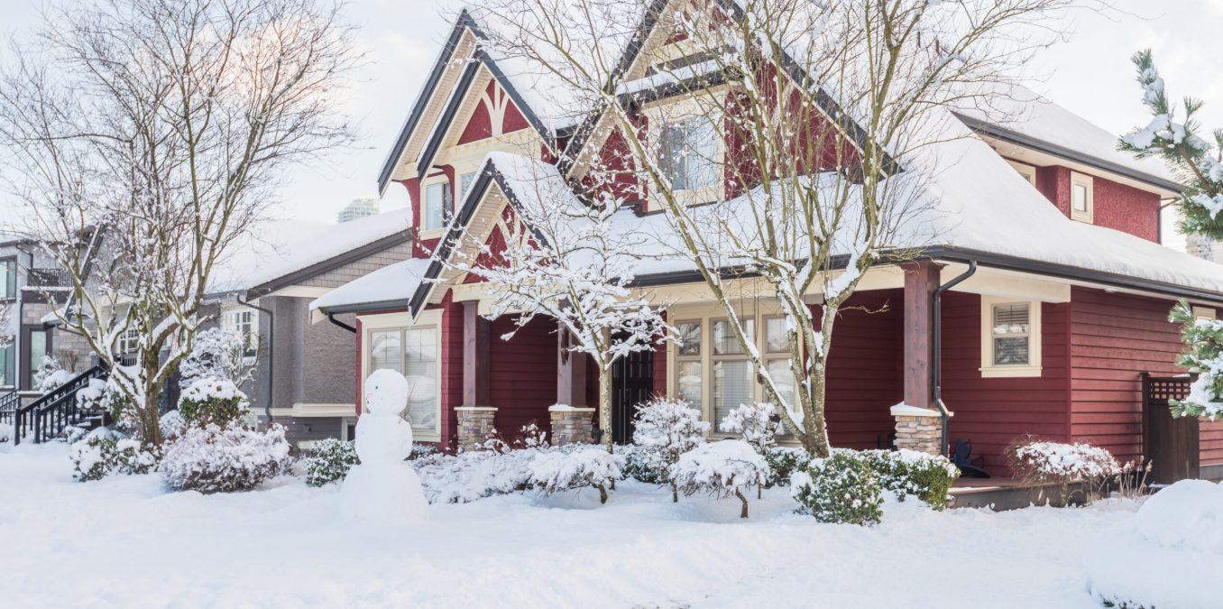 A,Typical,American,House,In,Winter.,Snow,Covered.